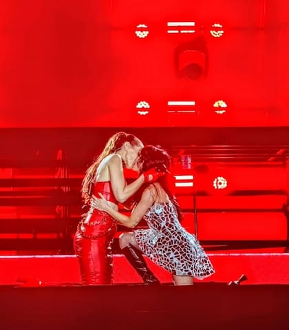 El beso entre Lali y Natalia Oreiro en medio de un show en Uruguay