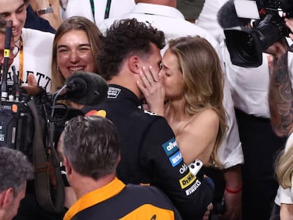 El beso entre Lando Norris y Magui Corceiro