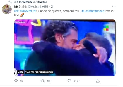 El beso entre Leo Sbaraglia y Jey Mammon causó revuelo en redes (Foto: Captura Twitter/@MrSamithAr)
