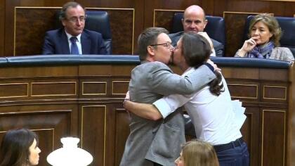El beso entre Pablo Iglesias y su compañero catalán Xavier Doménech