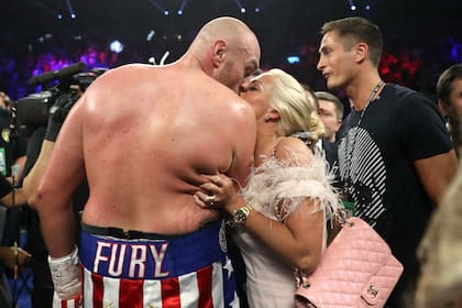 El beso entre Tyson Fury y su esposa Paris, a la que le dedicó una canción de Aerosmith