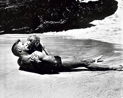 El inolvidable beso entre Deborah Kerr y Burt Lancaster en De aquí a la eternidad, icónico título de Columbia en los años 50