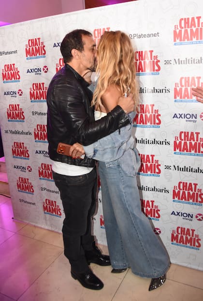El beso para las cámaras entre Sabrina Rojas y José Chatruc