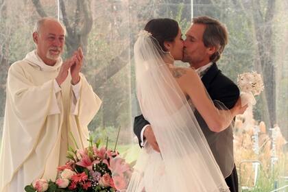 ¿El beso que sella la unión?