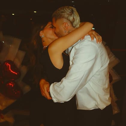 El beso romántico entre la China y Mauro Icardi