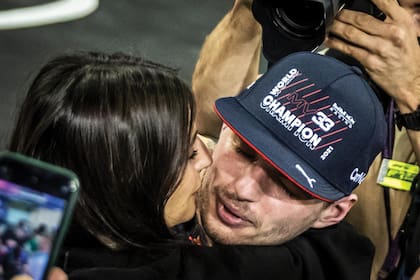 El beso y el abrazo más esperados tras consagrarse campeón.