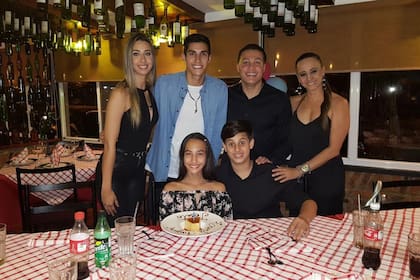 El Beto en familia, arriba, con sus hijos mayores, Flor y Gonzalo; junto con su mujer ecuatoriana, Yesenea, y abajo los hijos del segundo matrimonio, Yesenea como su mamá y Alejandro