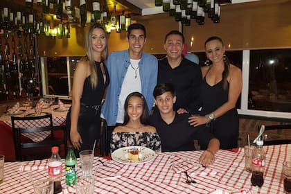 El Beto en familia, arriba, con sus hijos mayores, Flor y Gonzalo; junto con su mujer ecuatoriana, Yesenea, y abajo los hijos del segundo matrimonio, Yesenea como su mamá y Alejandro 