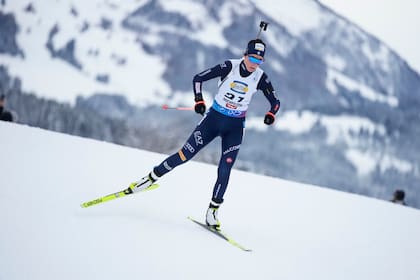 El biatlón es un deporte olímpico de invierno que combina exigentes carreras de esquí de fondo con la precisión del tiro