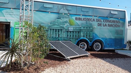 El Bibliomóvil es un micro de dos pisos que ha recorrido todo el país con más de 5.000 libros de autores de todas las provincias