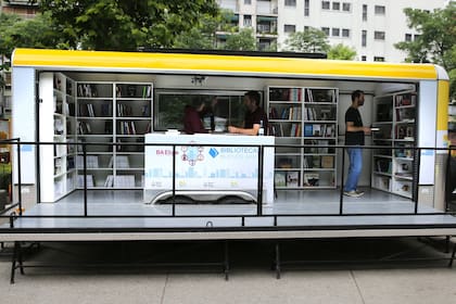 El bibliomóvil ofrece la variedad de una biblioteca, pero itinerante