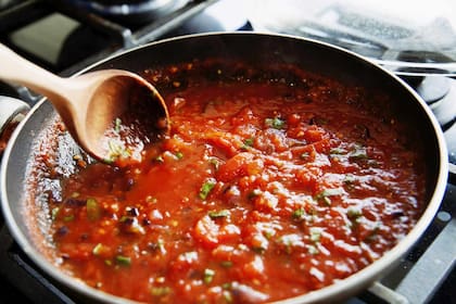 El bicarbonato ayuda a desactivar la acidez en la salsa de tomate
