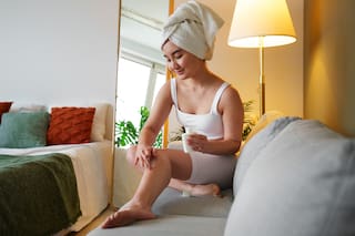 El truco para exfoliar codos y rodillas con bicarbonato de sodio que lamentarás no haber aplicado antes