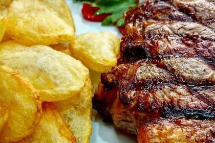 El bife de chorizo con papas fritas soufflé es una de las especialidades de la casa y uno de los más pedidos en este día