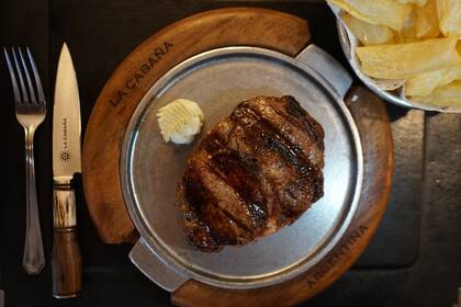 El bife de chorizo de La Cabaña, un imperdible para los amantes de la carne.