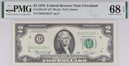 El billete, perteneciente a la serie de 1976, lleva el retrato de Thomas Jefferson