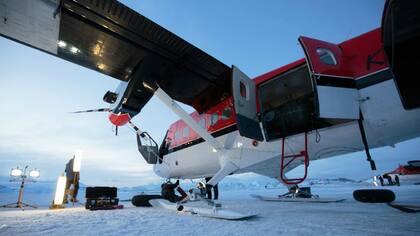 El bimotor Twin Otter de la empresa canadiense Kenn Borek Air, llegó con una tripulación de tres miembros y un equipo médico a bordo