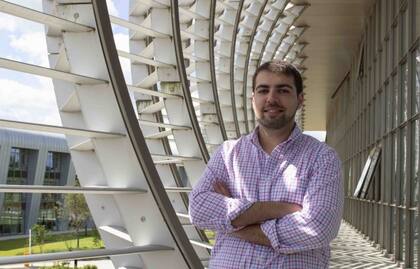 El bioinformático Isidro Cortés Ciriano, en el Instituto Europeo de Bioinformática, en Hinxton