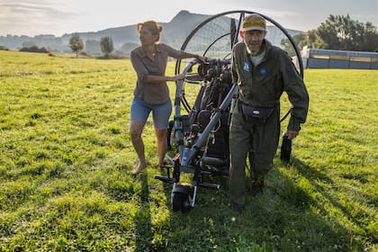 El biólogo austríaco Johannes Fritz y la voluntaria Helen Kaliesse se preparan para un nuevo vuelo de enseñanza migratoria para los ibis calvos septentrionales