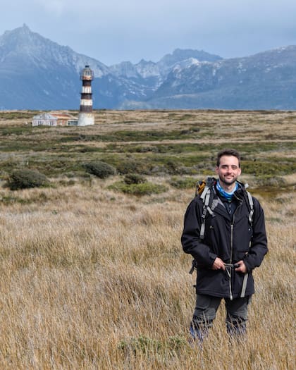 El biólogo Emiliano Arona en sus salidas de campo en Tierra del Fuego