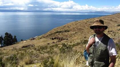 El biólogo marino fue descrito por su familia como una persona que amaba viajar. Esta foto fue tomada en Bolivia cuando visitó el país sudamericano