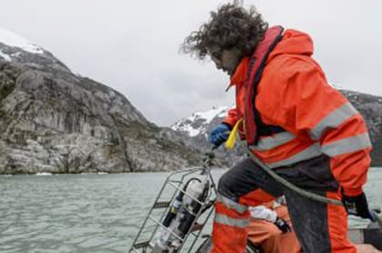 El biólogo marino Marco Pinto-Torres, quién fotografió a los delfines.