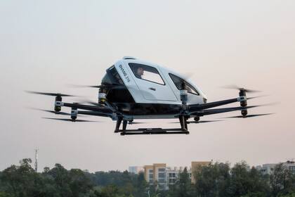 El biplaza EHang 216 está pensado para trayectos cortos, con una autonomía de vuelo de 21 minutos y una velocidad de 100 km/h