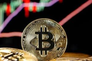 El bitcoin alcanza el récord de US$100.000 ante las expectativas por el gobierno de Trump (y otros 7 momentos salvajes de su historia)