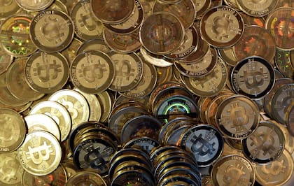 El bitcoin recortó la mitad de su precio en tres meses
