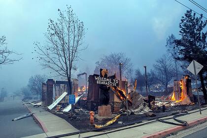 El Blackbear Diner se quema en Paradise, California.