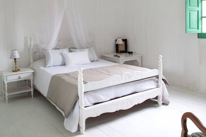 El blanco va bien con todo, pero en los dormitorios se lleva perfecto con los tonos tierra suave, invitando al descanso