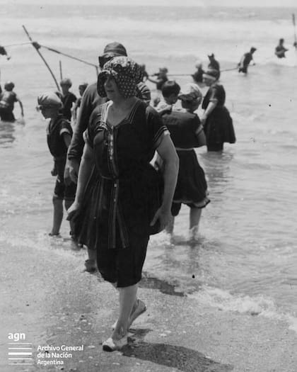 El bloomer debajo del vestido, con las pantorrillas y los brazos descubiertos (1915)