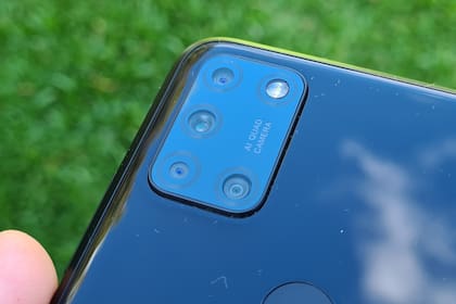 El bloque de cámaras del Alcatel 5x, con un sensor principal de 48 megapixeles, un gran angular, un macro y un sensor de profundidad