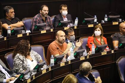 El bloque de diputados bonaerenses del peronismo, en la sesión del 28 de diciembre de 2021, cuando se flexibilizó la ley de reelecciones