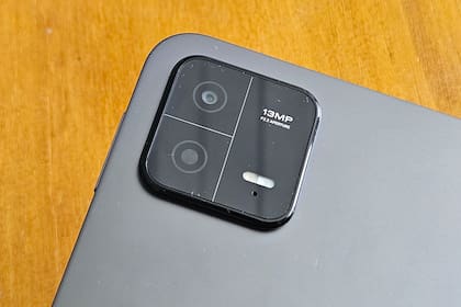 El bloque de la cámara de la Xiaomi Pad 6; es un único sensor de 13 megapixeles, acompañado por un sensor de profundidad