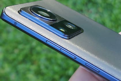 El bloque de las cámaras del Moto Edge 30 Ultra: el sensor de 200 megapixeles es el más grande; más abajo, el gran angular y el teleobjetivo