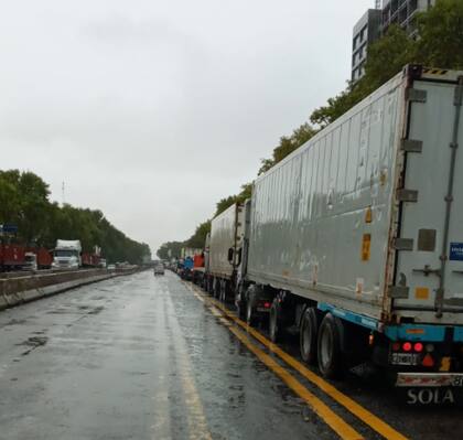 El bloqueo generó largas filas de camiones