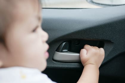 El bloqueo interno de las puertas traseras funciona permitiendo que estas se abran solo desde el exterior, evitando que los niños puedan abrirlas accidentalmente