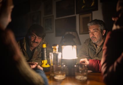 “El blues del atardecer”, de El Reloj, musicaliza la última partida de truco del grupo