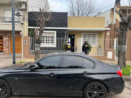 El BMW 328i en la puerta de la casa de Loenardo Viqueira en Olivos