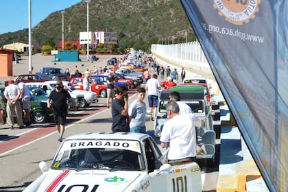 El BMW De Carlo cupé 700 de 1962 fue uno de los autos más atractivos del XVIII GPAH; al mano de Marcelo Pérez de Rosa y con navegación de Francisco Suárez está a punto de partir en Potrero de los Funes.