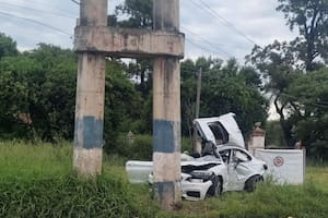 Dos jóvenes muertos y tres heridos graves tras brutal choque de un BMW contra un poste de luz