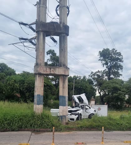 El BMW que impactó contra el poste de hormigón