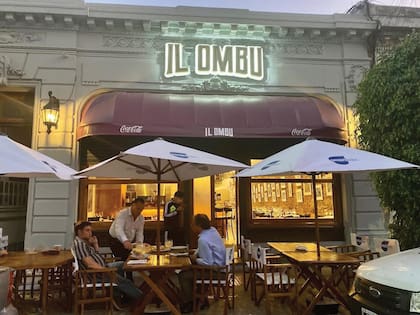 El bodegón Il Ombu, en Parque
Patricios, donde celebraron tras el
Civil. ¿El detalle que no pasó inadvertido? Esta vez no hubo torta de bodas.