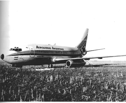 El Boeing 737-200 de Aerolíneas Argentinas, secuestrado por la organización Montoberos, en octubre de 1975, para facilitar la fuga de los guerrilleros que tomaron el Regimiento de Infantería Monte 29, de Formosa