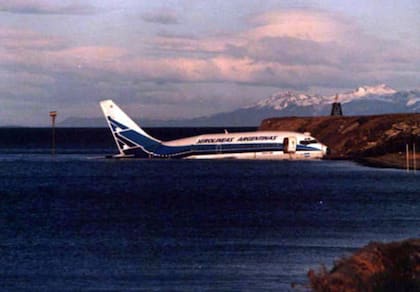 El Boeing 737 de Aerolíneas Argentinas se despeñó sobre la bahía y quedó a la merced de las mareas. Fue retirado dos días después.