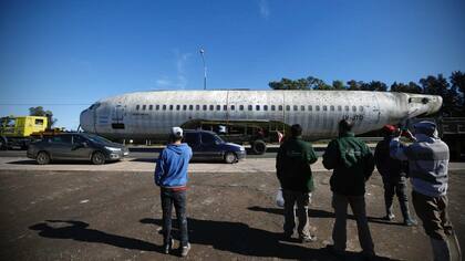 El Boeing 737 sorprendió a cientos de personas durante su recorrido entre Ezeiza y La Plata