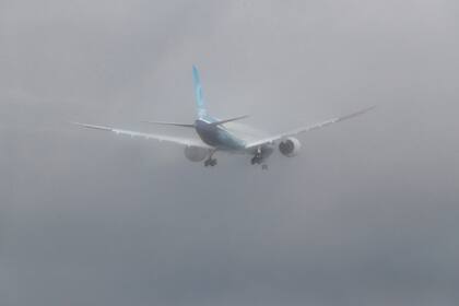 El Boeing 777X en pleno ascenso dentro de las nubes