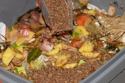 El bokashi se hace en un tacho hermético donde se colocan restos orgánicos en capas, intercalados con una mezcla inoculada con EM (salvado de arroz, tierra o acerrín con microorganismos)