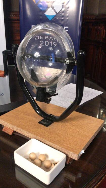 El bolilero que se utilizó para sortear los órdenes en el debate